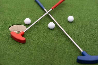 Mini golf, renkli golf sopaları, toplar..