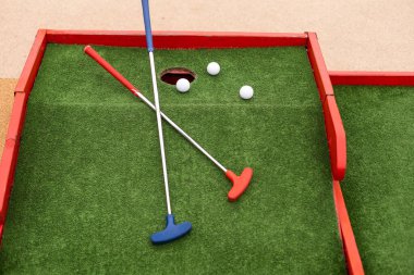 Golf Kulübü, top ve delik.