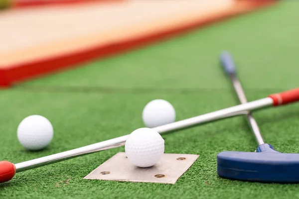 Jogadores Golfe Coloridos Com Bolas Golfe Grama Sintética — Fotografia de Stock