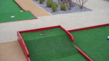 Mini golf, renkli golf sopaları, toplar..