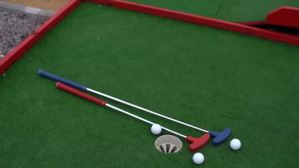 Sentetik Çimlerin Üzerinde Golf Topları Olan Renkli Golf Sopaları — Stok video