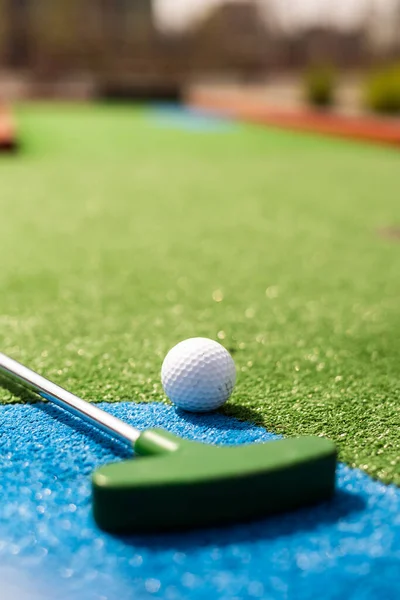 Mini Golflabda Műfüvön Nyári Szezon Játék — Stock Fotó