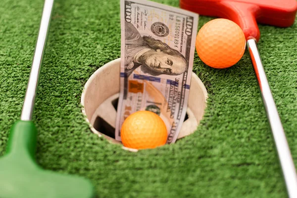 Geld Mini Golfballen Gras Concept Van Sportweddenschappen — Stockfoto