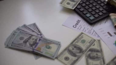 Belge grafikleriyle çalışan mali rapor bilançosu beyanı. İş, piyasa, ofis, vergi. Para, kredi kartı.