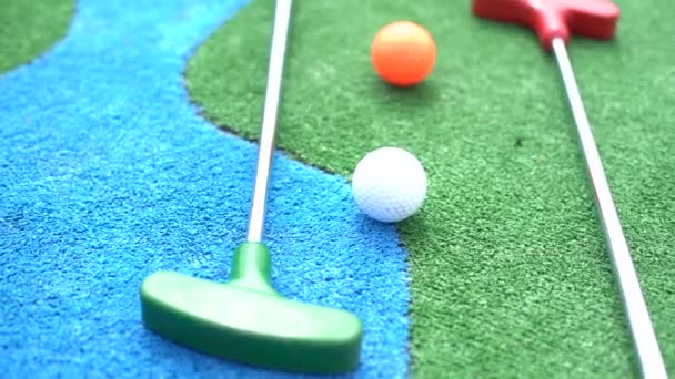 Mini Golf Clubs Balls Different Colors Laid Artificial Grass — Vídeo de stock