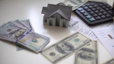 Para, oyuncak ev ve hesap makinesi ile ev kiralama sözleşmesi.