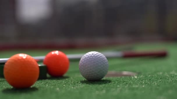 Mini Golf Clubs Balls Different Colors Laid Artificial Grass — Vídeo de stock