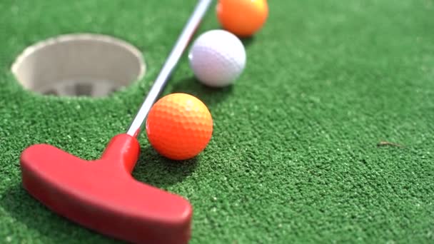 Primer Plano Del Hoyo Golf Miniatura Con Bate Pelota — Vídeos de Stock