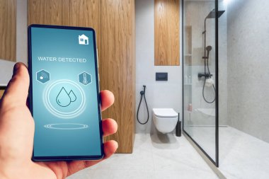 Su algılı ev kontrol uygulamalı akıllı telefon, akıllı ev konsepti