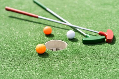 Minyatür golf delik ile sopa ve top yakın çekim.