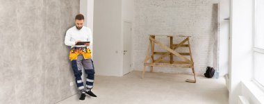 Çalışan adam tamirat üzerinde çalışıyor..