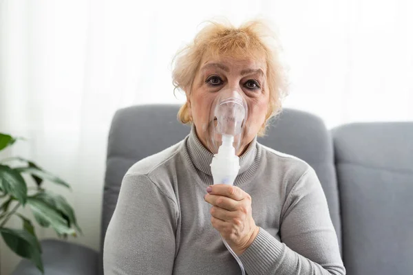 Donna Anziana Malata Infezione Virale Influenza Respiro Affannoso Asma Una — Foto Stock