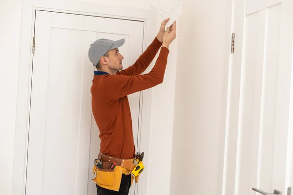 Worker Installs Router Wall Transmit Internet Signal Offices Homes Side — Stock Photo, Image