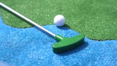 Minyatür golf delik ile sopa ve top yakın çekim.