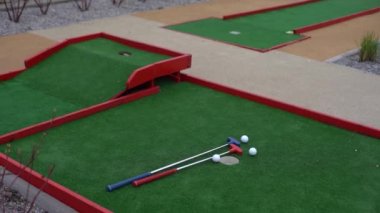 Golf Kulübü, top ve delik.