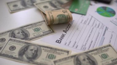 bireysel vergi iadesi. ABD bireysel vergi iade formunu ve Amerikan doları hesap makinesi konseptini doldurun