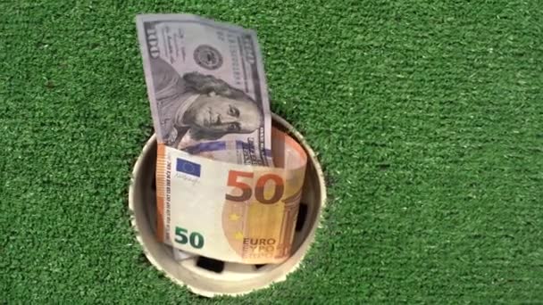 Ώρα Για Παιχνίδι Γκολφ Χρήματα Στην Τρύπα Του Μίνι Γκολφ — Αρχείο Βίντεο