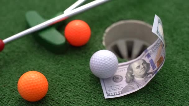 Dinheiro Mini Bolas Golfe Relva Conceito Aposta Desportiva — Vídeo de Stock