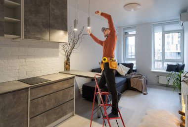 Çalışan adam tamirat üzerinde çalışıyor..