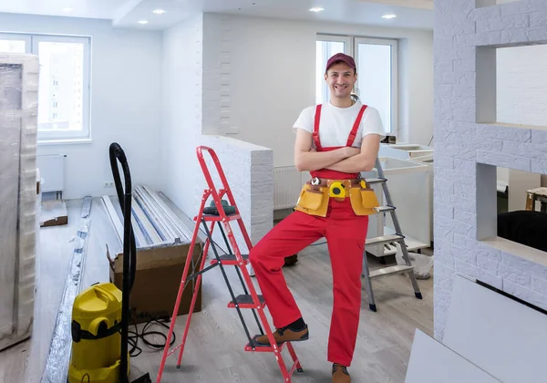 Man Byggmästare Reparationsarbeten Lägenhet — Stockfoto