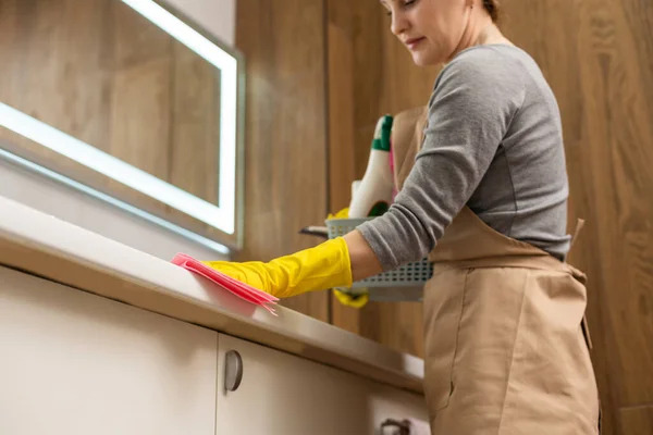Uma Jovem Fazer Tarefas Domésticas Mulher Segurando Ferramentas Limpeza Mulher — Fotografia de Stock