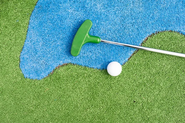 人造草地上的迷你高尔夫球 夏季比赛 — 图库照片