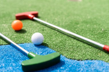 Golf sopa ve top yeşil çimenlerin üzerinde kapat