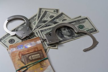 Gri arka planda para kelepçesi.