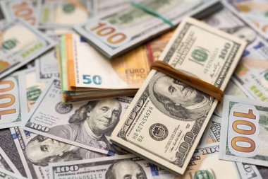 100 dolarlık banknotların yanında 50 Euro 'ya yakın 200 Euro. Dolar ile Euro ticareti.