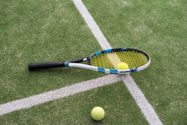 Çimenlerin üzerinde Tenis oynamak için donatım