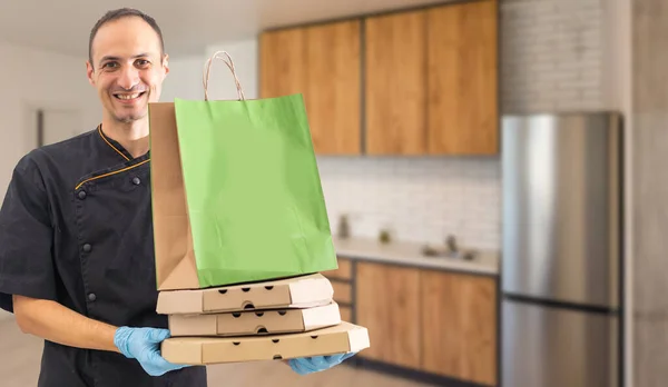 外卖食品的纸箱种类繁多 送货的人带着披萨 — 图库照片