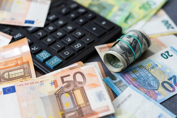 200 Eurobankbiljet Naast Euro Bovenop Honderd Dollarbiljetten Euro Ruilen Met — Stockfoto