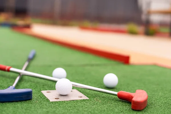 ゴルフ クラブ ボールと穴 — ストック写真