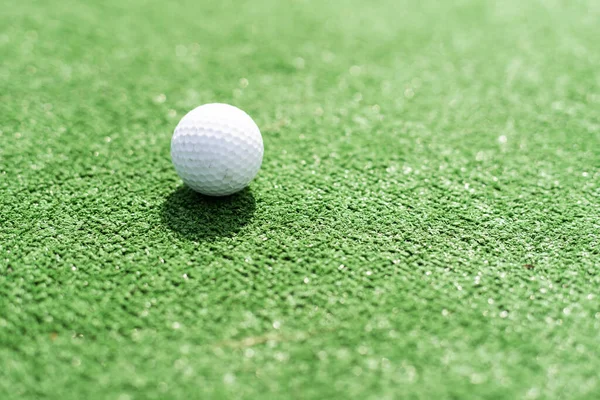 Golflabda Zöldön — Stock Fotó
