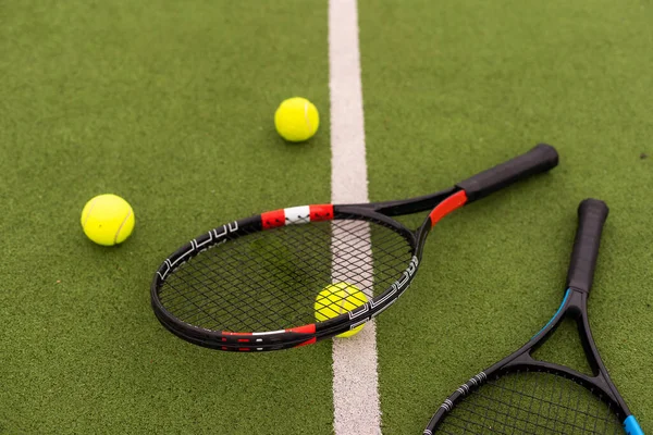Tennisracket Met Ballen Groene Achtergrond — Stockfoto