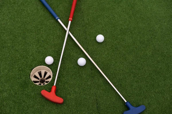 Sentetik Çimlerin Üzerinde Golf Topları Olan Renkli Golf Sopaları — Stok fotoğraf