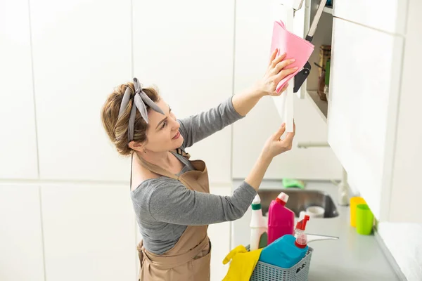 Evde Bez Dağıtıcı Kullanan Kadın Masasını Temizliyor — Stok fotoğraf