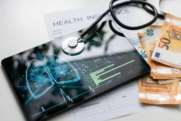 现代社会医疗保险计划 屏幕上有医疗保健应用接口的平板电脑 木桌上的听诊器 X光图像和心动图 数字保健技术 — 图库照片