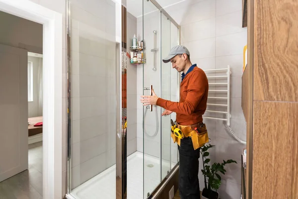 Klempner Installiert Duschkabine Badezimmer — Stockfoto