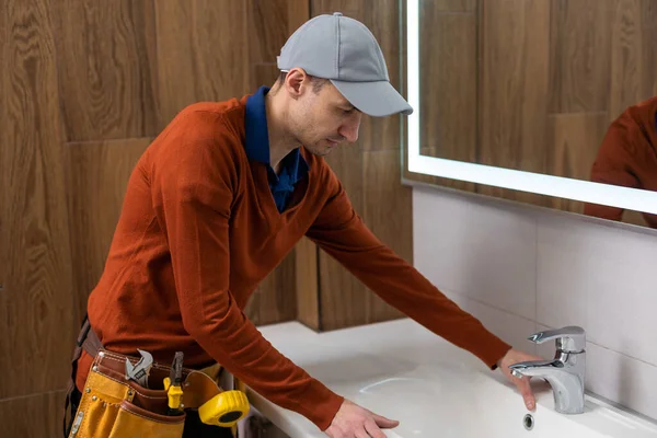 Mann Installiert Wasserhahn Mit Duschkopf Badezimmer — Stockfoto
