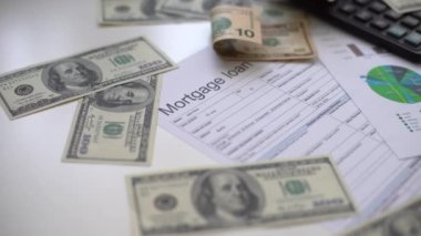 Belge grafikleriyle çalışan mali rapor bilançosu beyanı. İş, piyasa, ofis, vergi. Para, kredi kartı.