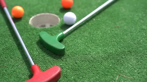 Close Buraco Golfe Miniatura Com Bastão Bola — Vídeo de Stock
