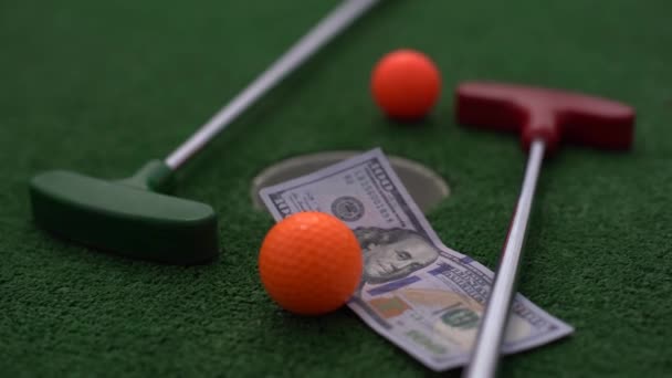 Peníze Minigolf Trávě Pojetí Sportovní Sázky — Stock video