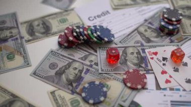 İş, finans, oyun kartları ve Amerikan doları, banka formu. Kumar konsepti.