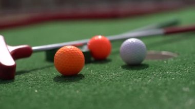 Minyatür golf delik ile sopa ve top yakın çekim.