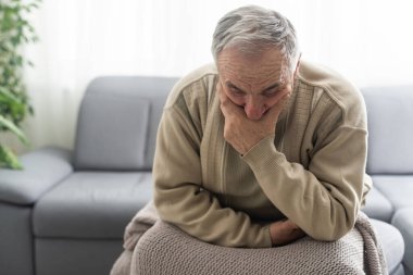 Hayal kırıklığına uğramış, orta yaşlı, olgun bir adam koltukta oturuyor, evde yalnız başına depresyonda. Kafası karışmış emekli büyükbaba zor yaşam kararı, kopya alanı, yaşlı insan yalnızlığı hakkında endişeleniyor..