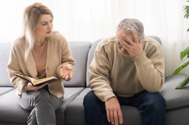 Genç psikiyatrist ve yaşlı hastasını görüntüsü.