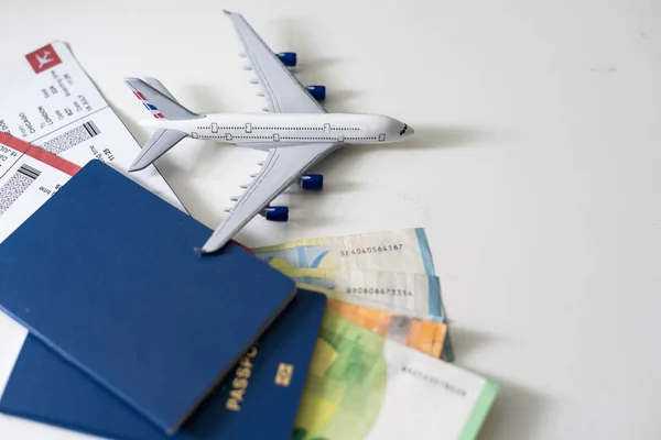 Flygbiljetter Pass Pengar Och Leksaksplan Bordet — Stockfoto