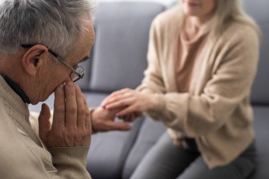 Yaşlı adam ve genç bir kadın elinde. yakın çekim