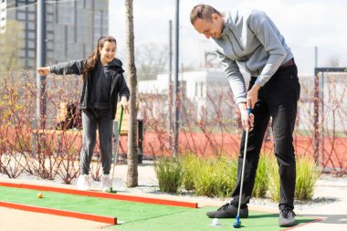 Ailece yazın mini golf oynuyoruz..